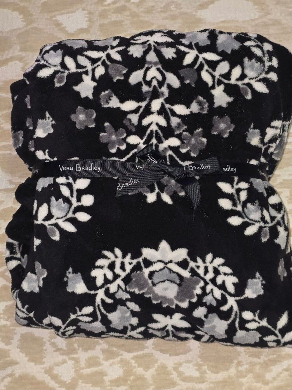 NWT Vera Bradley Chandelier Noir Floral Throw Blanket 80" x 50" Black/White - Picture 7 of 10